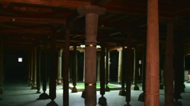 Khiva, Özbekistan - 15 Eylül 2023: Tahta sütunlar yeraltı müzesi. Juma Camii, Özbekistan 'ın Khiva kentinde bir 10. yüzyıl camii. Itchan Kala 'nın başlıca anıtlarından biridir.