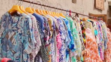 Khiva, Özbekistan - 15 Eylül 2023: Güzel Arap stili Özbekl elbiseler Khiva eski çekicisinin hediyelik eşya sokağındaki mağazanın önünde sergileniyor. Özbek tarzı giyiniyor