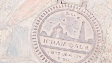 Khiva, Özbekistan - 15 Eylül 2023: inşa tarihli Itchan Kala sanat eserleriyle dolu bir oda. Khiva eski şehir manzarası. Unesco Dünya Mirası Bölgesi