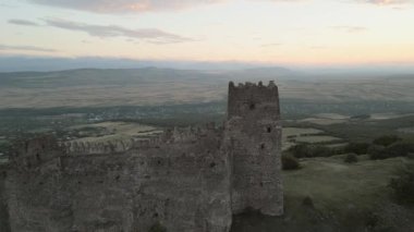 Skhvilo Kalesi 'ne ya da Skhvilo Kalesi' ne yakın bir yerde. Gürcistan 'ın Kaspi ilçesindeki Shida Kartli bölgesindeki ortaçağ kalesi. 14. yüzyıl. Amilakhor Dükü ailesinin ikametgahı olarak hizmet verdi.