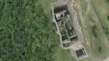 Skhvilo kalesi ya da Skhvilo kalesi havadan gözleniyor. Gürcistan 'ın Kaspi ilçesindeki Shida Kartli bölgesindeki ortaçağ kalesi. 14. yüzyıl. Amilakhor Dükü ailesinin ikametgahı olarak hizmet verdi.