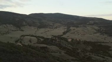 Gökyüzü manzaralı yeşil Kafkas Dağları panoraması. Georgia - Güney Osetya sınır hattı. Rus işgali altındaki bölge. Skhvilo kalesinden görüş.
