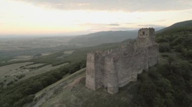 Skhvilo kalesi ya da Skhvilo kalesi havadan izleniyor. Gürcistan 'ın Kaspi ilçesindeki Shida Kartli bölgesindeki ortaçağ kalesi. 14. yüzyıl. Amilakhor Dükü ailesinin ikametgahı olarak hizmet verdi.