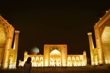 Semerkant, Özbekistan - 3 Nisan 2024: Semerkant, Özbekistan 'daki Registan Meydanı' nın medreselerinin cephelerinde ışık gösterisi