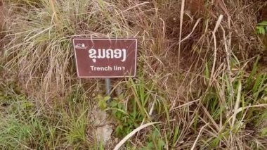 Kavanoz sahasının manzarası cazibesi - Vietnam savaş siperleri tabelasını gösteriyor