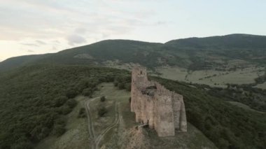 Skhvilo kalesi ya da Skhvilo kalesi havadan izleniyor. Gürcistan 'ın Kaspi ilçesindeki Shida Kartli bölgesindeki ortaçağ kalesi. 14. yüzyıl. Amilakhor Dükü ailesinin ikametgahı olarak hizmet verdi.