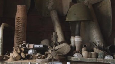Ban Napia, Laos - 15 Ocak 2024: UXO 'dan üretilen alüminyum kaşıklar veya Laos' ta patlamamış bombalar. ABD 'nin Vietnam savaşı sırasında Laos' u bombalaması