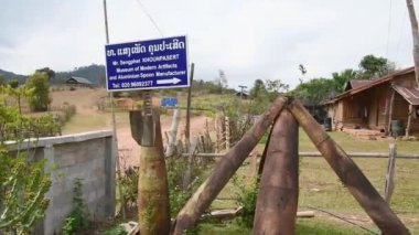 Ban Napia, Laos - 15 Ocak 2024: Laos halkı Vietnam savaşı cephanesinden ya da UXO 'dan alüminyum kaşık üretiyor. UXO toplayın, fırında eritin ve kaşıkla ev eşyalarına dönüştürün.