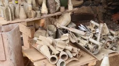 Ban Napia, Laos - 15 Ocak 2024: UXO 'dan üretilen alüminyum kaşıklar veya Laos' ta patlamamış bombalar. ABD 'nin Vietnam savaşı sırasında Laos' u bombalaması