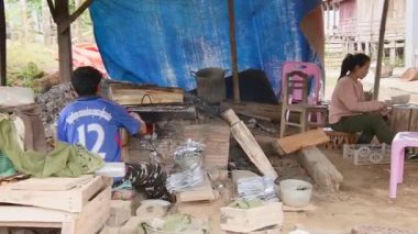 Ban Napia, Laos - 15 Ocak 2024: Laos halkı Vietnam savaşı cephanesinden ya da UXO 'dan alüminyum kaşık üretiyor. UXO toplayın, fırında eritin ve kaşıkla ev eşyalarına dönüştürün.