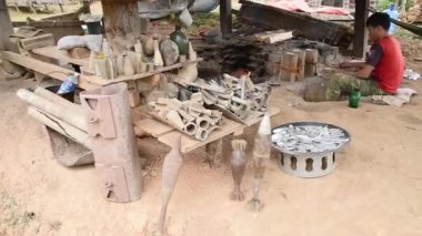 Ban Napia, Laos - 15 Ocak 2024: UXO 'dan üretilen alüminyum kaşıklar veya Laos' ta patlamamış bombalar. ABD 'nin Vietnam savaşı sırasında Laos' u bombalaması