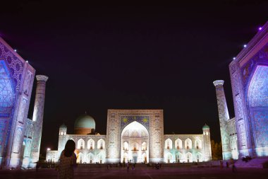 Semerkand, Özbekistan - 10 Ekim 2023: The Registan - Timurid İmparatorluğu Semerkant şehrinin kalbi. Üç medrese. Unesco Dünya Mirası Bölgesi. Ünlü popüler gece lambası müzik şovu