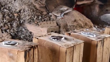 Ban Napia, Laos - 15 Ocak 2024: Laos halkı Vietnam savaşı cephanesinden ya da UXO 'dan alüminyum kaşık üretiyor. UXO toplayın, fırında eritin ve kaşıkla ev eşyalarına dönüştürün.