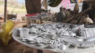 Ban Napia, Laos - 15 Ocak 2024: UXO 'dan üretilen alüminyum kaşıklar veya Laos' ta patlamamış bombalar. ABD 'nin Vietnam savaşı sırasında Laos' u bombalaması