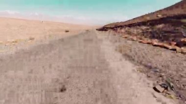 Tacikistan 'daki Pamir karayolu üzerinde Pamir Dağları panoramik manzaralı asfalt yolda yokuş aşağı giden hızlı hareket hiper hız. Bisiklet yolculuğu ve seyahat kavramı