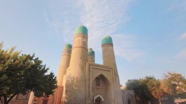Buhara, Özbekistan - 15 Ekim 2023: Chor Minor 'un zaman aşımı. Zengin Türkmen Halif Niyaz-kul 'un Madrasah' ı. Buhara 'nın tarihi şehrinde şimdilerde yok olan medresenin tarihi kapısı.
