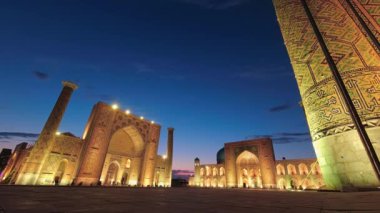 Semerkant, Özbekistan - 10 Ekim 2023: Semerkant, Özbekistan 'da akşam günbatımı manzaralı Registan Meydanı. Ulugh Beg Madrasah, Tilya-Kori Madrasah ve Sher-Dor Madrasah. Kayıt.