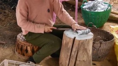 Ban Napia, Laos - 15 Ocak 2024: Laos halkı Vietnam savaşı cephanesinden ya da UXO 'dan alüminyum kaşık üretiyor. UXO toplayın, fırında eritin ve kaşıkla ev eşyalarına dönüştürün.