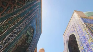 Semerkant, Özbekistan - 10 Ekim 2023: Şah-i Zinda - Semerkand 'ın en ünlü yerlerinden biri olan çarpıcı nekropolis, 14. yüzyıla dayanan zengin seramik çalışmaları ve tarihi sergiliyor.