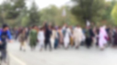 Taliban gösteri yürüyüşünde Taliban bayraklarıyla Kabil sokaklarındaki Afgan halkının kasıtlı olarak bulanık arka plan grubu. Protestocular ve siyasi hareket kışkırtmaları, propaganda olayları