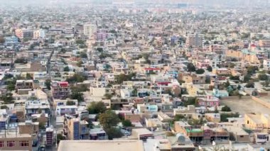 Salang geçidi, Afganistan - 12 Ekim 2023: inşaat işçisi tünel şantiyesine yürüdü. Salang Geçidi, kuzey Afganistan 'ı Parwan Eyaletine bağlayan birincil dağ geçididir.