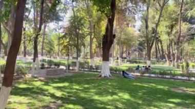 Salang geçidi, Afganistan - 12 Ekim 2023: inşaat işçisi tünel şantiyesine yürüdü. Salang Geçidi, kuzey Afganistan 'ı Parwan Eyaletine bağlayan birincil dağ geçididir.