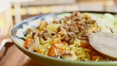 Tashent, Özbekistan - 12 Ağustos 2023: Yakın plan özel düğün tabağı Pilaf. Orta Asya Plov Merkezi. Başkentte popüler geleneksel restoran saklı mücevher
