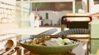 Tashent, Özbekistan - 12 Ağustos 2023: Özel düğün Pilaf tabağı. Giriş ve Orta Asya Plov Merkezi 'nin işareti. Başkentte popüler geleneksel restoran saklı mücevher