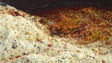 Tashent, Özbekistan - 12 Ağustos 2023: Kazan kasesindeki PLOV için yakın çekim, biber, baharat ve malzemeler. Orta Asya Plov Merkezi. Başkentte popüler geleneksel restoran saklı mücevher