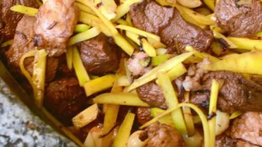 Tashent, Özbekistan - 12 Ağustos 2023: Orta Asya plov merkezinde sergilenen Pilaf malzemelerini kapat - emlakçı. Başkentte popüler geleneksel restoran saklı mücevher
