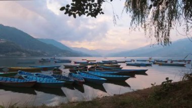 Phewa Gölü manzaralı güzel bir panorama ve kıyıda geleneksel mavi botlar. Orta Asya, Nepal 'de gezici bir manzara. Phewa Tal veya Fewa Gölü.