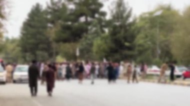Taliban gösteri yürüyüşünde Taliban bayraklarıyla Kabil sokaklarındaki Afgan halkının kasıtlı olarak bulanık arka plan grubu. Protestocular ve siyasi hareket kışkırtmaları, propaganda olayları