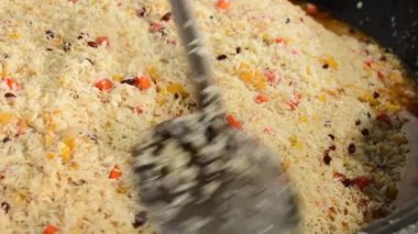 Tashent, Özbekistan - 12 Ağustos 2023: Kazan kasesindeki PLOV için yakın çekim, biber, baharat ve malzemeler. Orta Asya Plov Merkezi. Başkentte popüler geleneksel restoran saklı mücevher