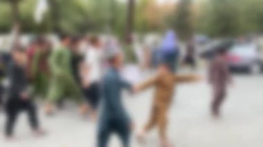 Taliban gösteri yürüyüşünde Taliban bayraklarıyla Kabil sokaklarındaki Afgan halkının kasıtlı olarak bulanık arka plan grubu. Protestocular ve siyasi hareket kışkırtmaları, propaganda olayları