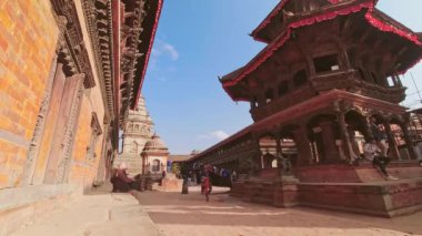 Bhaktapur, Nepal - 6 Ocak 2024: statik bayrak, Nepal 'in Katmandu kentindeki ünlü Durbar Meydanı' nı ziyaret etti. Unesco Dünya Mirası Bölgesi