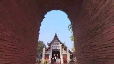 Chiang Mai, Tayland - 4 Şubat 2024: aşırı hızlı POV yürüyüşü Wat Lok Moli - Kuzey Tayland, Chiang Mai 'deki Budist tapınağı