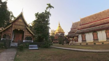 Chiang Mai, Tayland - 4 Şubat 2024: sinemanın tarihi geçmiş ziyaretçileri Wat Chiang Man etrafında yürüyüş yapıyorlar - Budist tapınağı eski Chiang Mai kenti içinde. Şehirdeki ilk tapınak. Wiang Nopburi