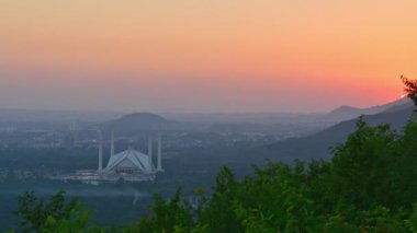 İslamabad, Pakistan - 12 Eylül 2023: Faisal Camii 'nde gün batımı - dünyanın beşinci büyük camii. Pakistan 'ın en büyük turistik merkezi. Margalla Hills 'in ünlü günbatımı manzaralı manzarası