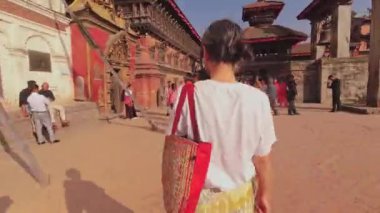 Hiperlapse, kadın turist POV 'u antik tapınaklar Durbar meydanından geçerken görüyor. Bhaktapur, Kathmandu.Nepal