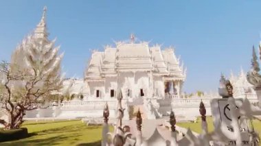 Chiang Rai, Tayland - 1 Şubat 2024: hiper lapse Wat Rong Khun veya Beyaz Tapınak - Pa O Don Chai, Mueang Bölgesi, Chiang Rai Bölgesi, Tayland 'daki ünlü Budist tapınağı. Asya 'nın ünlü simgesi.