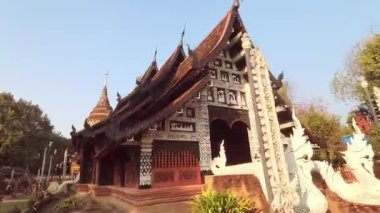 Chiang Mai, Tayland - 4 Şubat 2024: aşırı hızlı POV yürüyüşü Wat Lok Moli - Kuzey Tayland, Chiang Mai 'deki Budist tapınağı