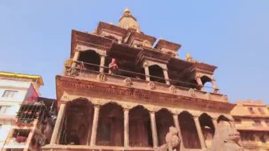 Bhaktapur, Nepal - 6 Ocak 2024: Krishna Mandir çevresindeki hiperlapse pov - 17. yüzyıl Shikhara tarzı tapınak Kral Siddhi Narsing Malla tarafından inşa edildi. Patan Durbar Meydanı. UNESCO Dünya Mirası