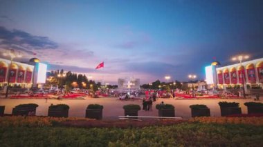 Bişkek, Kırgızistan - 25 Eylül 2023: Ala-Too Square 'deki Manas Heykeli' ni ziyaret et. Şehir meydanında turist müzesi ve çeşmesi var. Günbatımı mavi saat gökyüzü arkaplanı