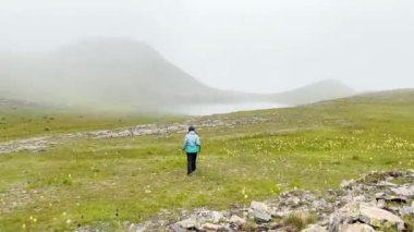 Gürcistan 'da yürüyüş yapan hava sineması yürüyüşçüsü, Gürcistan' ın Kafkasya dağlarında yer alan özel Alp Sakori Gölü 'nü ziyaret etti. Sisli göl açık havada Kafkasları keşfediyor
