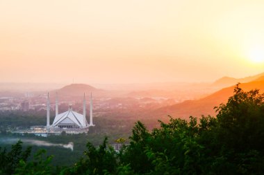 İslamabad, Pakistan - 12 Eylül 2023: Faisal Camii 'nde gün batımı - dünyanın beşinci büyük camii. Pakistan 'ın en büyük turistik merkezi. Margalla Hills 'in ünlü günbatımı manzaralı manzarası