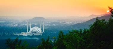 İslamabad, Pakistan - 12 Eylül 2023: Faisal Camii - dünyanın beşinci büyük camisi. Pakistan 'ın en büyük turistik merkezi. Margalla Hills 'in ünlü günbatımı manzaralı manzarası