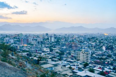 Kabil, Afganistan - 20 Ekim 2023: güneşli bir günde hava manzaralı başkent manzarası. Konut binaları mimarisi ve yüksek binalar