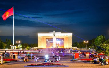 Bişkek, Kırgızistan - 25 Eylül 2023: Ala-Too Square 'deki Manas Heykeli' ni ziyaret edin. Şehir meydanında turist müzesi ve çeşmesi var. Günbatımı mavi saat gökyüzü arkaplanı