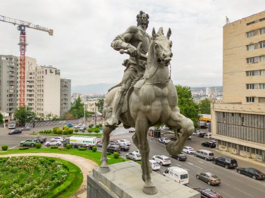 Tiflis, Gürcistan - 9 Ağustos 2024: Giorgi Saakadze at binicisi heykeli ve meydanı. Gürcü politikacı ve askeri komutan 17. yüzyıl başlarında Gürcistan siyasetinde