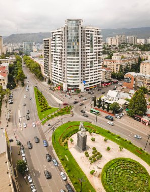 Tiflis, Gürcistan - 9 Ağustos 2024: Giorgi Saakadze at binicisi heykeli ve meydanı. Gürcü politikacı ve askeri komutan 17. yüzyıl başlarında Gürcistan siyasetinde